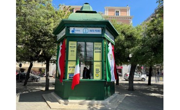 FRECCE TRICOLORI - Chiosco InfoPoint "DUC Trani" vestito a festa con il Tricolore 