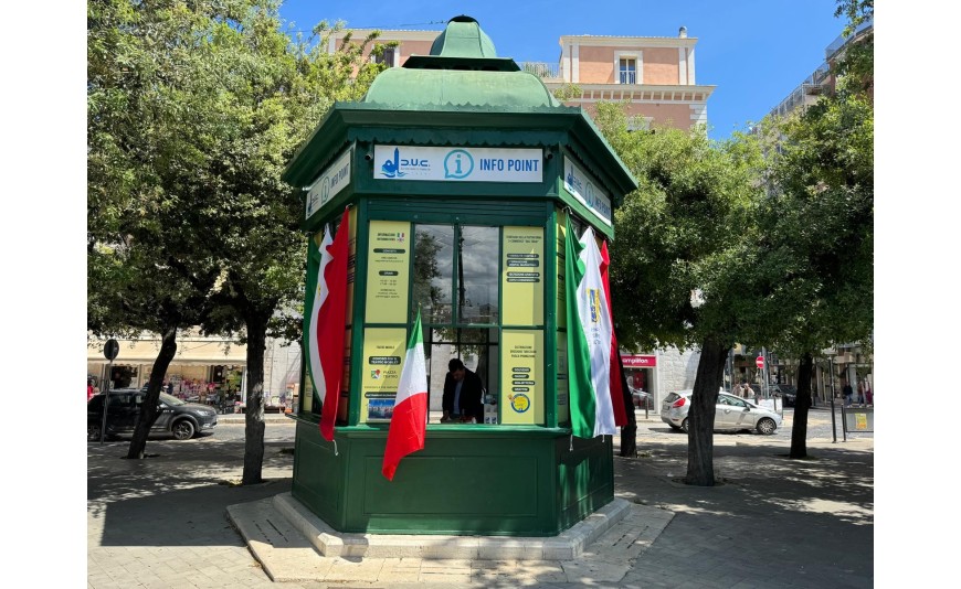 FRECCE TRICOLORI - Chiosco InfoPoint "DUC Trani" vestito a festa con il Tricolore 