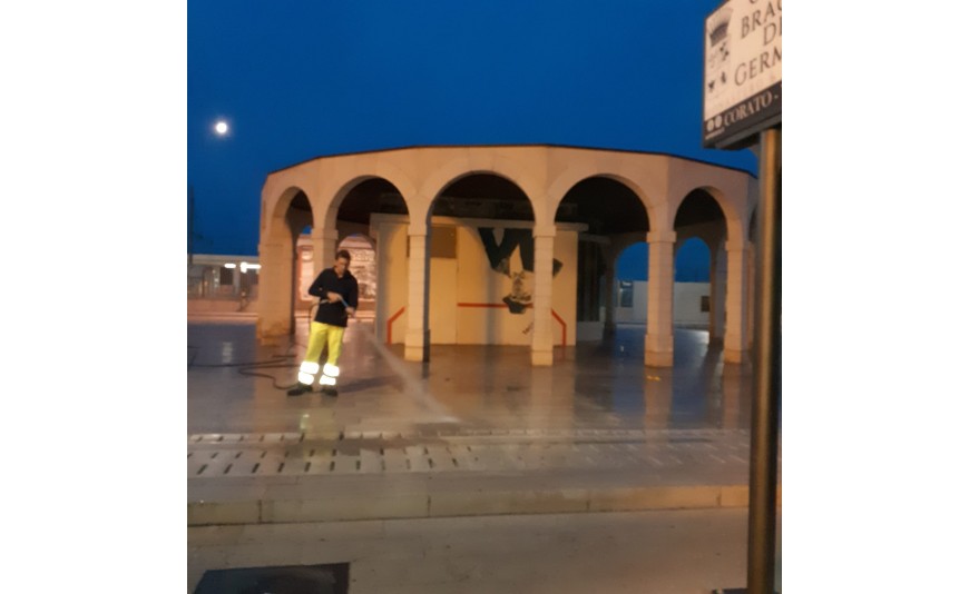 DUC - Murali  preda di incivili: dopo  l'appello del manager Landriscina, immediata la  pulizia di Amiu