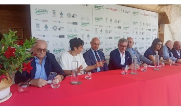 Il DUC e il Comune di Trani alla conferenza stampa del raduno delle Ferrari. Sabato arrivano a Trani